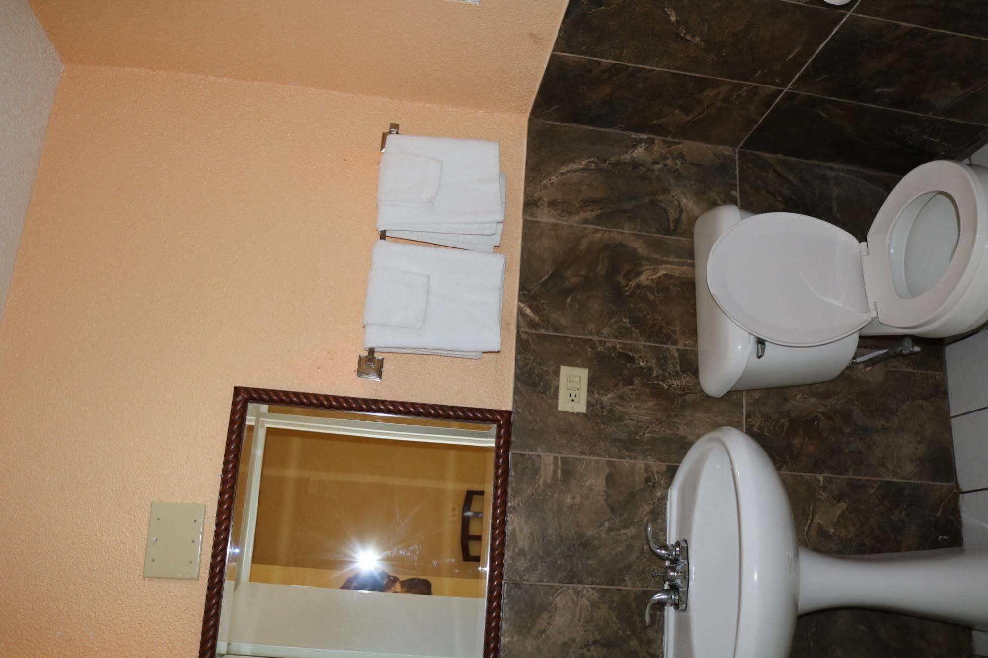 Miami Inn & Suites โอ๊คลอน ภายนอก รูปภาพ